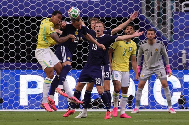 FIFA World Cup, WM, Weltmeisterschaft, Fussball 2026 - Group C - Scotland vs Brazil Gabriel Magalhaes of Brazil (L) in action against Lawrence Shankland of Scotland (C) during the FIFA World Cup 2026 group stage match Scotland against Brazil, in Miami, Florida, USA, 24 June 2026. MIAMI United States  Copyright: xCRISTOBALxHERRERA-ULASHKEVICHx
