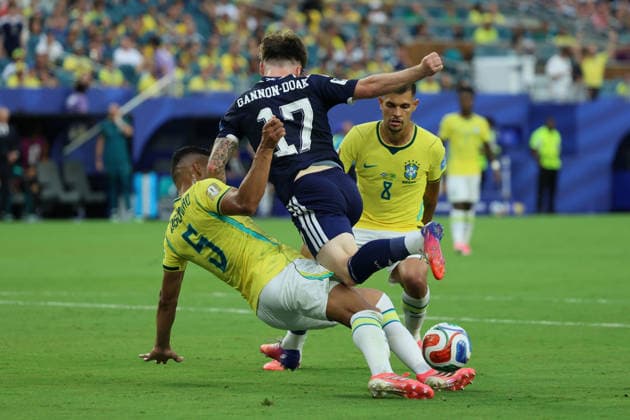 Scotland v Brazil: Group C - FIFA World Cup, WM, Weltmeisterschaft, Fussball 2026 Casemiro of Brazil, Ben Gannon-Doak of Scotland and Bruno Guimaraes of Brazil challenge during the FIFA World Cup 2026 Group C match between Scotland and Brazil at Miami Stadium on June 24, 2026 in Miami, United States. Miami Gardens Miami Stadium FL United States Copyright: xAllstarxPicturexLibraryxLtdx