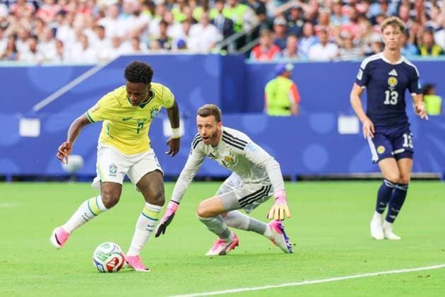 RECORD DATE NOT STATED FIFA World Cup, WM, Weltmeisterschaft, Fussball 2026 - Group C - Scotland v Brazil Vinicius Jr. player of Brazil and Gunn goalkeeper of Scotland during the match between Scotland and Brazil in the third round of Group C of the 2026 FIFA World Cup group stage at Miami Stadium, in Florida, United States, on Wednesday, June 24, 2026.(Foto: William Volcov Brazil Photo Press IMAGO) Sports Miami FL United States of America Copyright: xWILLIAMxVOLCOVx