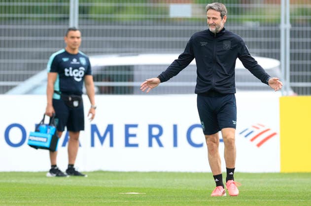 Panama s head coach, Thomas Christiansen, leads a training session as part of the team s preparation for its match against England in the 2026 FIFA World Cup, WM, Weltmeisterschaft, Fussball in Toronto, Canada, 24 June 2026. Panama national team, Nationalteam Training in Toronto !ACHTUNG: NUR REDAKTIONELLE NUTZUNG!  Copyright: xBienvenidoxVelascox GR4023 20260624-55020699333_1