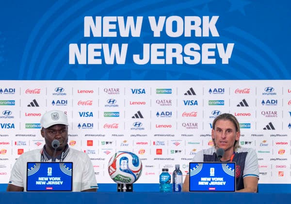 Jordy Caicedo (Ecuador, 16) und Sebastian Andres Beccacece (Ecuador, Coach) bei der Pressekonferenz vor dem Spiel FIFA World Cup, WM, Weltmeisterschaft, Fussball 2026: Pressekonferenz vor dem dritten WM-Gruppenspiel Ecuador - Deutschland in New York New Jersey Stadium in East Rutherford, New Jersey, USA. 24.06.2026 *** Jordy Caicedo (Ecuador), 16, and Sebastian Andres Beccacece (Ecuador), coach, at the press conference ahead of the 2026 FIFA World Cup match—the press conference ahead of Ecuador’s third group stage match against Germany at New Jersey Stadium in East Rutherford, New Jersey, USA, June 24, 2026 Copyright: HMBxMedia xMarcoxBader