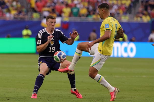 FIFA World Cup, WM, Weltmeisterschaft, Fussball 2026 - Group C - Scotland vs Brazil Lewis Ferguson of Scotland (L) in action against Bruno Guimaraes of Brazil (R) during the FIFA World Cup 2026 group stage match Scotland against Brazil, in Miami, Florida, USA, 24 June 2026. MIAMI United States  Copyright: xCRISTOBALxHERRERA-ULASHKEVICHx