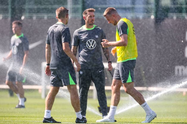 Trainer Tobias Strobl mit Hauke Wahl (VfL Wolfsburg) - 2. Fussball Bundesliga Saison 2026-2027 Trainingsauftakt VfL Wolfsburg am VfL Center in Wolfsburg - Fussball,Deutschland,Mann,Männer,24.06.2026 *** Coach Tobias Strobl with Hauke Wahl, VfL Wolfsburg 2, Bundesliga, 2026–2027 season, VfL Wolfsburg s first training session of the season at the VfL Center in Wolfsburg, soccer, Germany, man, men, June 24, 2026