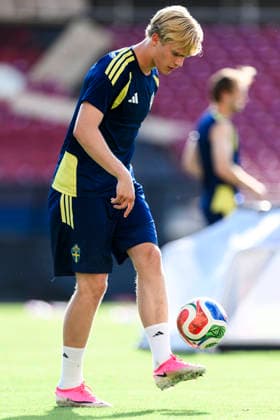 260624 Lucas Bergvall of the Swedish national football team at a training session during day 14 of the FIFA World Cup, WM, Weltmeisterschaft, Fussball 2026 on June 24, 2026 in Dallas. Photo: Ludvig Thunman BILDBYRAN kod LT PA1256 fotboll football soccer fotball vm fotbolls-vm fotball-vm fotbolls-vm 2026 fifa world cup 2026 träning practice training sverige sweden sverige a day 14 bbeng *** June 24, 2026: Lucas Bergvall of the Swedish national soccer team at a training session on Day 14 of the 2026 FIFA World Cup on June 24, 2026 in Dallas. Photo by Ludvig Thunman, BILDBYRAN. Code: LT PA1256. soccer, football, soccer World Cup, 2026 FIFA World Cup, training, Sweden, Sweden A, Day 14 bbeng  Copyright: LUDVIGxTHUNMAN BB260624LT048