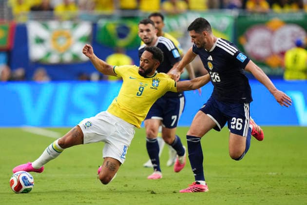 Scotland v Brazil: Group C - FIFA World Cup, WM, Weltmeisterschaft, Fussball 2026 Matheus Cunha of Brazil and Scott Mckenna of Scotland compete for the ball during the FIFA World Cup 2026 Group C match between Scotland and Brazil at Miami Stadium on June 24, 2026 in Miami, United States. Miami Gardens FL United States  Copyright: xJosexBretonx originalFilename:bretonhernandez-scotland260624_np6no.jpg