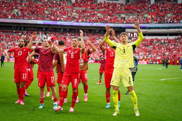 Kanada: Fußball FIFA Weltmeisterschaft 2026 Gruppenphase Schweiz vs Kanada BC Place Stadium (Vancouver, British Columbia): Gregor Kobel (Schweiz, 1) Remo Freuler (Schweiz, 8) Ruben Vargas (Schweiz, 17) Ricardo Rodriguez Ricardo Rodriguez (Schweiz, 13) Freude, Emotionen, Jubel *** Canada Soccer 2026 FIFA World Cup Group Stage Switzerland vs. Canada BC Place Stadium Vancouver, British Columbia Gregor Kobel Switzerland, 1 Remo Freuler Switzerland, 8 Ruben Vargas Switzerland, 17 Ricardo Rodriguez Ricardo Rodriguez Switzerland, 13 Joy, Emotions, Cheers Copyright: xJOERANxSTEINSIEKx