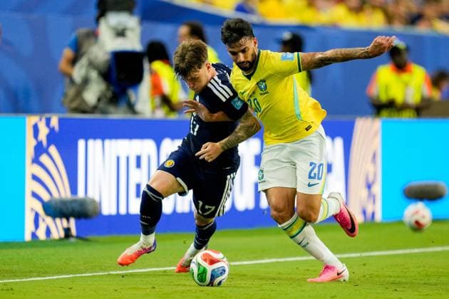 Ben Gannon-Doak (Scotland) und Lucas Paqueta (Brazil) battle for the ball during the FIFA World Cup, WM, Weltmeisterschaft, Fussball 2026 Group C match between Scotland and Brazil at Miami Stadium on June 24, 2026 in Miami, United States. (Photo by Alex Gottschalk DeFodi Images) - *** Ben Gannon (Scotland) and Lucas Paquetá (Brazil) battle for the ball during the 2026 FIFA World Cup Group C match between Scotland and Brazil at Miami Stadium on June 24, 2026, in Miami, United States. Photo by Alex Gottschalk, DeFodi Images