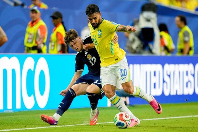 Ben Gannon-Doak (Scotland) und Lucas Paqueta (Brazil) battle for the ball during the FIFA World Cup, WM, Weltmeisterschaft, Fussball 2026 Group C match between Scotland and Brazil at Miami Stadium on June 24, 2026 in Miami, United States. (Photo by Alex Gottschalk DeFodi Images) - *** Ben Gannon (Scotland) and Lucas Paquetá (Brazil) battle for the ball during the 2026 FIFA World Cup Group C match between Scotland and Brazil at Miami Stadium on June 24, 2026, in Miami, United States. Photo by Alex Gottschalk, DeFodi Images