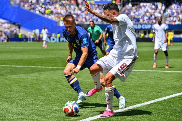 June 24, 2026: Qatar midfielder Edmilson Junior (8) and Bosnia and Herzegovina midfielder Amar MemiÄ¡ (15) contest for the ball during the FIFA World Cup, WM, Weltmeisterschaft, Fussball match between Bosnia - Herzegovina and Qatar in Seattle, WA.Bosnia - Herzegovina defeated Qatar 3-1. CSM Seattle United States - ZUMAc04_ 20260624_zma_c04_014 Copyright: xStevexFaberx