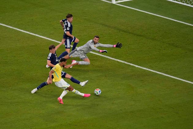June 24, 2026, Miami Gardens, Florida, USA: Forward Matheus Cunha (9) of Brazil puts the ball past Goalkeeper Angus Gunn (1) of Scotland as he scores the 3rd goal of the game during 2nd half of the World Cup Group C, Round 1 match between Brazil and Scotland at Miami Stadium. Miami Gardens USA - ZUMAd212 20260624_zsp_d212_022 Copyright: xRichardxDolex