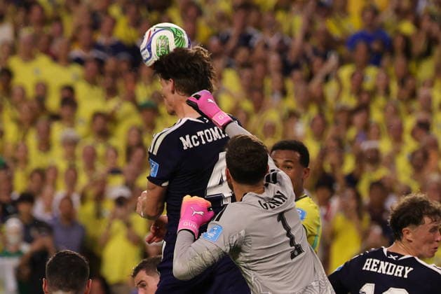 FIFA World Cup, WM, Weltmeisterschaft, Fussball 2026 - Group C - Scotland vs Brazil Scott McTominay (L) and goalkeeper Angus Gunn (R) of Scotland in action during the FIFA World Cup 2026 group stage match Scotland against Brazil, in Miami, Florida, USA, 24 June 2026. MIAMI United States  Copyright: xCRISTOBALxHERRERA-ULASHKEVICHx