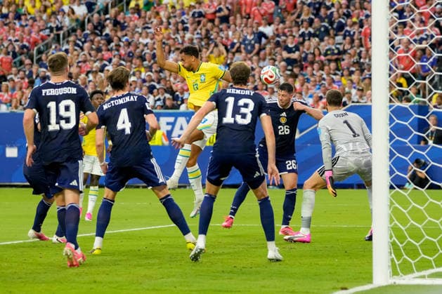 Danilo (Brazil) und Scott McKenna (Scotland) battle for the ball during the FIFA World Cup, WM, Weltmeisterschaft, Fussball 2026 Group C match between Scotland and Brazil at Miami Stadium on June 24, 2026 in Miami, United States. (Photo by Alex Gottschalk DeFodi Images) - *** Danilo (Brazil) and Scott McKenna (Scotland) battle for the ball during the 2026 FIFA World Cup Group C match between Scotland and Brazil at Miami Stadium on June 24, 2026, in Miami, United States. Photo by Alex Gottschalk, DeFodi Images