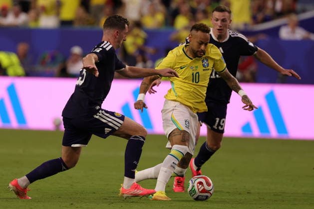 FIFA World Cup, WM, Weltmeisterschaft, Fussball 2026 - Group C - Scotland vs Brazil epaselect Neymar of Brazil (C) in action against Kenny McLean (L) and Lewis Ferguson of Scotland (R) during the FIFA World Cup 2026 group stage match Scotland against Brazil, in Miami, Florida, USA, 24 June 2026. MIAMI United States  Copyright: xCRISTOBALxHERRERA-ULASHKEVICHx