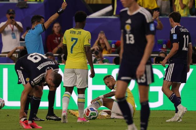 FIFA World Cup, WM, Weltmeisterschaft, Fussball 2026 - Group C - Scotland vs Brazil Referee Cesar Ramos (L) shows a yellow card to Ryan Christie of Scotland (R) for a foul on Neymar of Brazil (C) during the FIFA World Cup 2026 group stage match Scotland against Brazil, in Miami, Florida, USA, 24 June 2026. MIAMI United States  Copyright: xCRISTOBALxHERRERA-ULASHKEVICHx