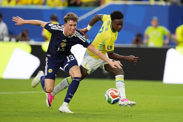 Jack Hendry (L) of Scotland vies for the ball with Vinícius Júnior of Brazil during the FIFA World Cup, WM, Weltmeisterschaft, Fussball 2026 group stage match Scotland against Brazil at Hard Rock Stadium in Miami, United States, 24 June 2026. FIFA World Cup 2026 - Group C - Scotland vs. Brazil !ACHTUNG: NUR REDAKTIONELLE NUTZUNG!  Copyright: xAlbertoxBoalx GR4066 20260625-55020699692_1