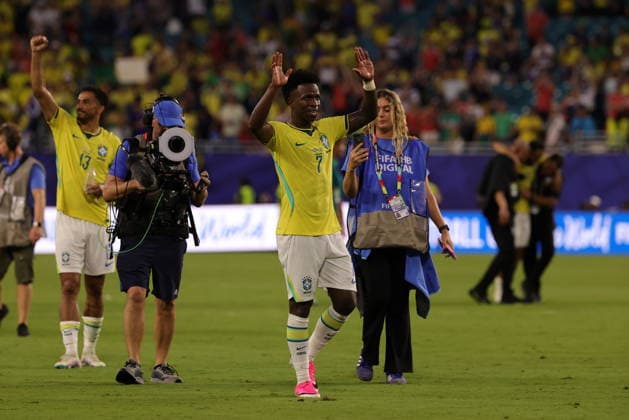 FIFA World Cup, WM, Weltmeisterschaft, Fussball 2026 - Group C - Scotland vs Brazil Vinicius Junior of Brail greets their supporters after winning the FIFA World Cup 2026 group stage match Scotland against Brazil, in Miami, Florida, USA, 24 June 2026. MIAMI United States  Copyright: xCRISTOBALxHERRERA-ULASHKEVICHx