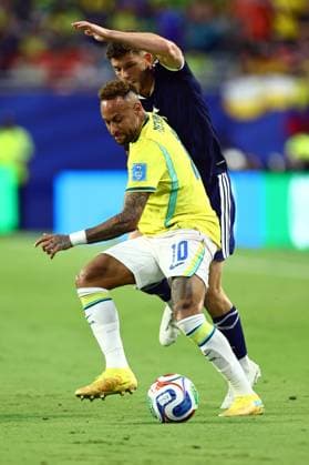 Neymar of Brazil and Ryan Christie of Scotland Scotland v Brazil, 2026 FIFA World Cup, WM, Weltmeisterschaft, Fussball Group C, Football, Miami Stadium, Miami, Florida, USA - 24 Jun 2026Miami Miami Stadium Florida (FL) United States of America EDITORIAL USE ONLY No use with unauthorised audio, video, data, fixture lists, club league logos or live services. Online in-match use limited to 120 images, no video emulation. No use in betting, games or single club league player publications.  Copyright: xMichaelxZemanek Shutterstockx 16956031di
