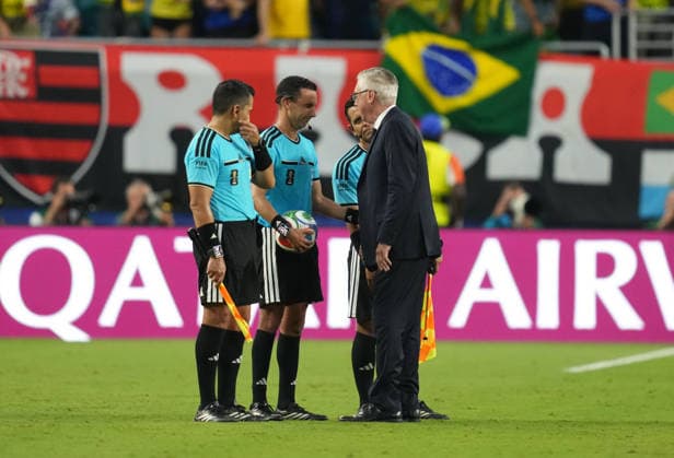 Referee Cesar Ramos (Mexico) and Carlo Ancelotti (Brazil) gestures during Scotland and Brazil, Group L FIFA World Cup, WM, Weltmeisterschaft, Fussball 2026, Miami Stadium, Boston, USA on June 24, 2026. Thor Wegner DeFodi Images. (Photo by DeFodi Images) - *** Referee Cesar Ramos of Mexico and Carlo Ancelotti of Brazil gesturing during the Scotland vs. Brazil match in Group L of the 2026 FIFA World Cup at Miami Stadium in Boston, USA, on June 24, 2026. Photo by Thor Wegner, DeFodi Images