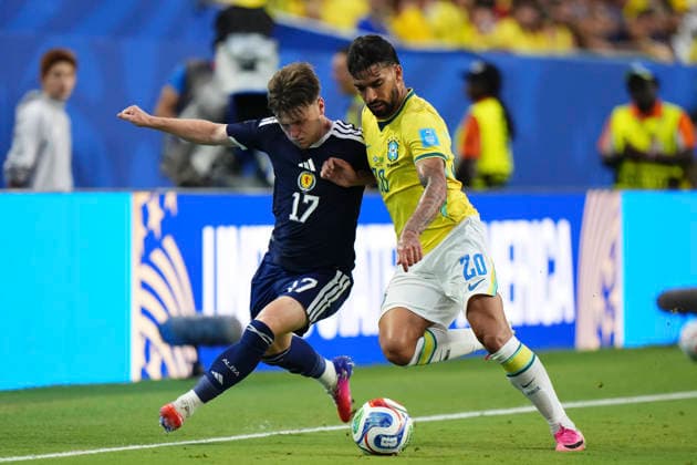 Scotland v Brazil: Group C - FIFA World Cup, WM, Weltmeisterschaft, Fussball 2026 Ben Gannon-Doak of Scotland and Lucas Paqueta of Brazil compete for the ball during the FIFA World Cup 2026 Group C match between Scotland and Brazil at Miami Stadium on June 24, 2026 in Miami, United States. Miami Gardens FL United States  Copyright: xJosexBretonx originalFilename:bretonhernandez-scotland260624_npB5G.jpg