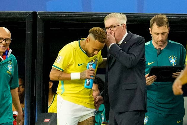 Neymar Jr (Brazil) und Trainer Carlo Ancelotti (Brazil) talk together during the FIFA World Cup, WM, Weltmeisterschaft, Fussball 2026 Group C match between Scotland and Brazil at Miami Stadium on June 24, 2026 in Miami, United States. (Photo by Alex Gottschalk DeFodi Images) - *** Neymar Jr. of Brazil and coach Carlo Ancelotti of Brazil talk during the 2026 FIFA World Cup Group C match between Scotland and Brazil at Miami Stadium on June 24, 2026, in Miami, United States. Photo by Alex Gottschalk, DeFodi Images