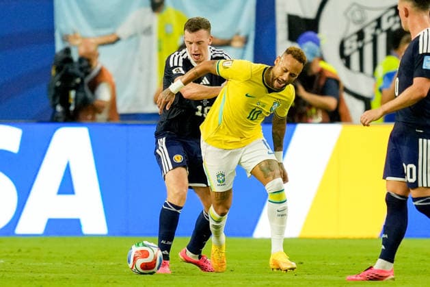 Lewis Ferguson (Scotland) und Neymar Jr (Brazil) battle for the ball during the FIFA World Cup, WM, Weltmeisterschaft, Fussball 2026 Group C match between Scotland and Brazil at Miami Stadium on June 24, 2026 in Miami, United States. (Photo by Alex Gottschalk DeFodi Images) - *** Lewis Ferguson of Scotland and Neymar Jr. of Brazil battle for the ball during the 2026 FIFA World Cup Group C match between Scotland and Brazil at Miami Stadium on June 24, 2026, in Miami, United States. Photo by Alex Gottschalk, DeFodi Images