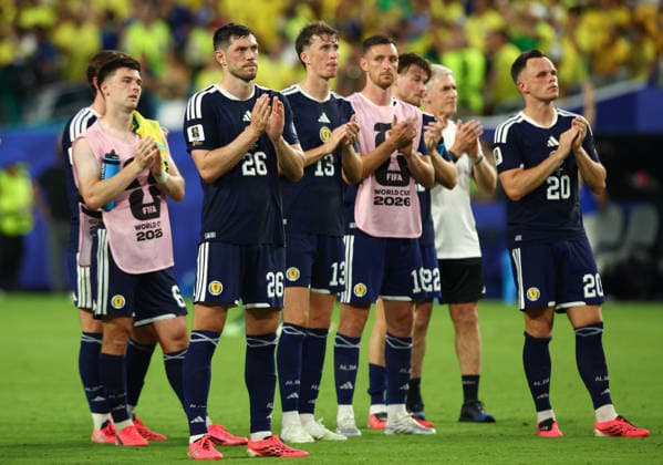 FIFA World Cup, WM, Weltmeisterschaft, Fussball 2026: Scotland v Brazil MIAMI, USA - 24th June 2026: Scotland players applaud the fans after the FIFA World Cup 2026 Group C match between Scotland and Brazil at Miami Stadium Miami Miami Stadium United States of America Copyright: xCraigxMercerx xPeakxActionxPhotosx