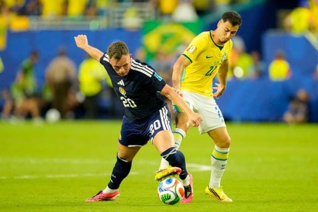 Lawrence Shankland (Scotland) und Gabriel Martinelli (Brazil) battle for the ball during the FIFA World Cup, WM, Weltmeisterschaft, Fussball 2026 Group C match between Scotland and Brazil at Miami Stadium on June 24, 2026 in Miami, United States. (Photo by Alex Gottschalk DeFodi Images) - *** Lawrence Shankland of Scotland and Gabriel Martinelli of Brazil battle for the ball during the 2026 FIFA World Cup Group C match between Scotland and Brazil at Miami Stadium on June 24, 2026, in Miami, United States. Photo by Alex Gottschalk, DeFodi Images