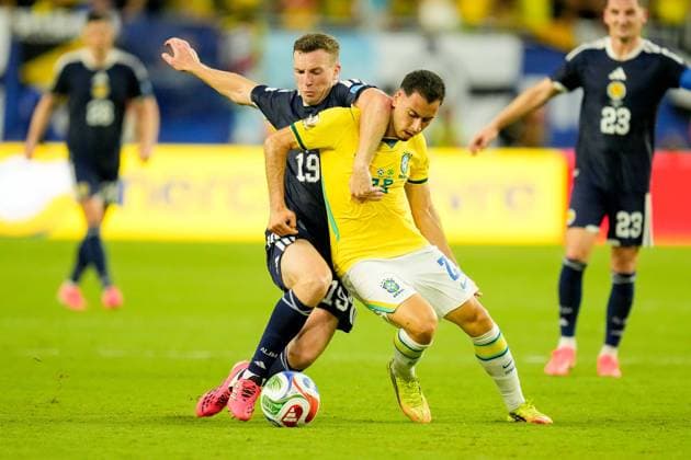 Lewis Ferguson (Scotland) und Gabriel Martinelli (Brazil) battle for the ball during the FIFA World Cup, WM, Weltmeisterschaft, Fussball 2026 Group C match between Scotland and Brazil at Miami Stadium on June 24, 2026 in Miami, United States. (Photo by Alex Gottschalk DeFodi Images) - *** Lewis Ferguson of Scotland and Gabriel Martinelli of Brazil battle for the ball during the 2026 FIFA World Cup Group C match between Scotland and Brazil at Miami Stadium on June 24, 2026, in Miami, United States. Photo by Alex Gottschalk, DeFodi Images