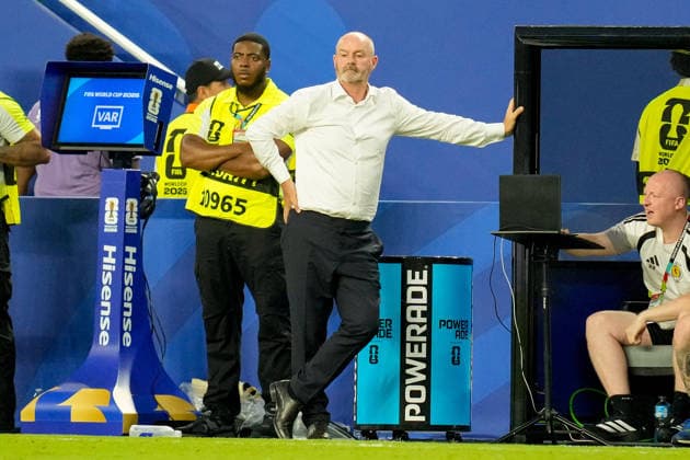 Trainer Steve Clarke (Scotland) looks on during the FIFA World Cup, WM, Weltmeisterschaft, Fussball 2026 Group C match between Scotland and Brazil at Miami Stadium on June 24, 2026 in Miami, United States. (Photo by Alex Gottschalk DeFodi Images) - *** Scotland coach Steve Clarke looks on during the 2026 FIFA World Cup Group C match between Scotland and Brazil at Miami Stadium on June 24, 2026, in Miami, United States. Photo by Alex Gottschalk, DeFodi Images
