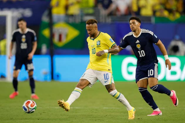 Scotland s Che Adams (R) vies for the ball with Brazil s Neymar during the FIFA World Cup, WM, Weltmeisterschaft, Fussball 2026 group C stage match Scotland against Brazil at Hard Rock Stadium in Miami, United States, 24 June 2026. FIFA World Cup 2026 - Group C - Scotland vs. Brazil !ACHTUNG: NUR REDAKTIONELLE NUTZUNG!  Copyright: xAlbertoxEstevezx AMDEP7279 20260625-55020699964_1