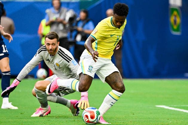 Vinicius Junior of Brazil (R) shoots for goal under pressure from Angus Gunn of Scotland (L) during a FIFA Men’s World Cup 2026 Group Stage football match between Scotland and Brazil at Miami Stadium, in Miami Gardens on June 24th 2026 (Photo by Andre Ricardo SPP)  Copyright: xAndrexRicardo SPPx Sportspressphoto_SPR175720