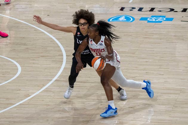 WASHINGTON, DC - JUNE 24: Michaela Onyenwere 12 of the Washington Mystics drives to the basket against Olivia Miles 5 of the Minnesota Lynx during a WNBA, Basketball Damen, USA game between the Washington Mystics and the Minnesota Lynx on June 24, 2026 at CareFirst Arena in Washington, DC. (Photo by Ben Hsu Icon Sportswire) WNBA: JUN 24 Minnesota Lynx at Washington Mystics EDITORIAL USE ONLY Icon224260624064