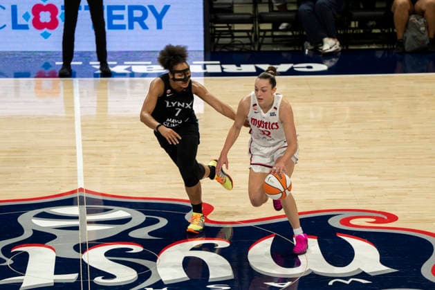 WASHINGTON, DC - JUNE 24: Angela Dugalic 32 of the Washington Mystics moves the ball while being guarded by Anastasiia Olairi Kosu 7 of the Minnesota Lynx during a WNBA, Basketball Damen, USA game between the Washington Mystics and the Minnesota Lynx on June 24, 2026 at CareFirst Arena in Washington, DC. (Photo by Ben Hsu Icon Sportswire) WNBA: JUN 24 Minnesota Lynx at Washington Mystics EDITORIAL USE ONLY Icon224260624074