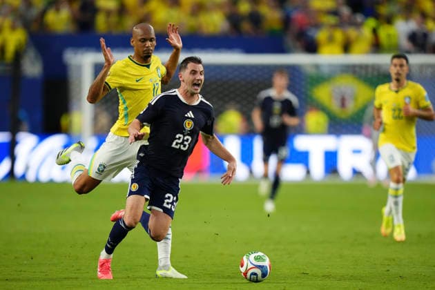 Scotland v Brazil: Group C - FIFA World Cup, WM, Weltmeisterschaft, Fussball 2026 Kenny Mclean of Scotland and Fabinho of Brazil compete for the ball during the FIFA World Cup 2026 Group C match between Scotland and Brazil at Miami Stadium on June 24, 2026 in Miami, United States. Miami Gardens FL United States  Copyright: xJosexBretonx originalFilename:bretonhernandez-scotland260624_nptRM.jpg