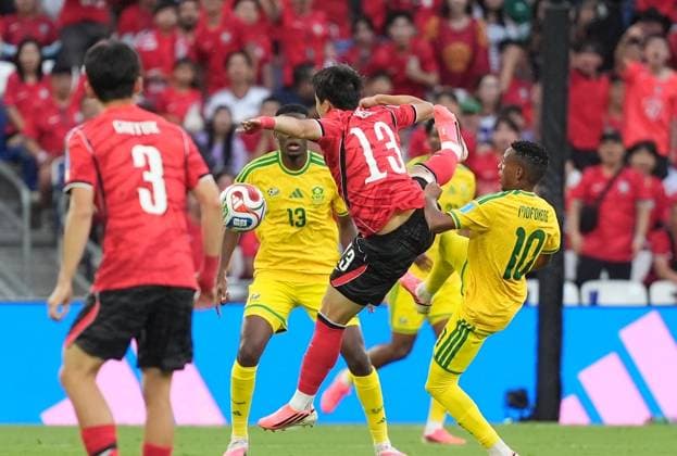 South Africa v South Korea - FIFA World Cup, WM, Weltmeisterschaft, Fussball 2026 - Group A MONTERREY, MEXICO - JUNE 24: Lee Tae-seok (C) of South Korea in action against Relebohile Mofokeng (10) of South Africa during the 2026 FIFA World Cup First Stage Group A match between South Africa and South Korea at Estadio BBVA (Monterrey Stadium) in Monterrey, Mexico on June 24, 2026. Juancho Torres Anadolu Nuevo Leon Mexico. Editorial use only. Please get in touch for any other usage.  Copyright: x2026xAnadoluxJuanchoxTorresx