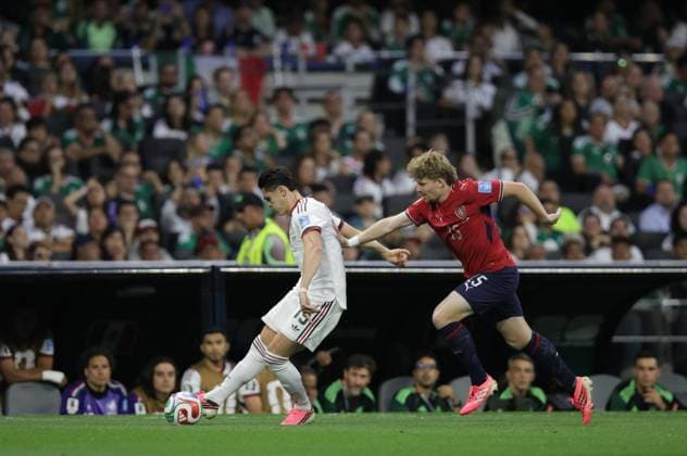 Czechia v Mexico - FIFA World Cup, WM, Weltmeisterschaft, Fussball 2026 - Group A MEXICO CITY, MEXICO - JUNE 24: Gilberto Mora (19) of Mexico in action against Pavel Sulc (15) of Czechia during 2026 FIFA World Cup First Stage Group A match between Czechia and Mexico at Estadio Azteca (Mexico Stadium) in Mexico City, Mexico on June 24, 2026. Luciano Gonzalez Anadolu Mexico City Mexico. Editorial use only. Please get in touch for any other usage.  Copyright: x2026xAnadoluxLucianoxGonzalezx