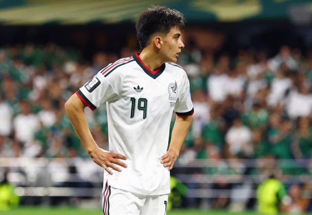Mexico s 17-year-old Gilberto Mora, the youngest player at the 2026 FIFA World Cup, WM, Weltmeisterschaft, Fussball takes the field during a match against Czechia at Mexico City Stadium in Mexico City, Mexico, on Wednesday, June 24, 2026.  MEX20260624807 CHRISTIANxBRUNSKILL
