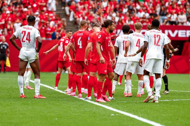June 24, 2026, Vancouver, British Columbia, Canada: Players from both teams line up for a Canadian free kick. Canada vs. Switzerland in FIFA World Cup, WM, Weltmeisterschaft, Fussball group stage play held at BC Place Stadium in Vancouver, BC Canada Vancouver Canada - ZUMAk184 20260624_zsp_k184_029 Copyright: xGordonxKalischx