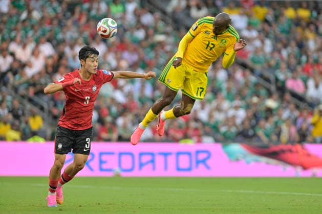 FIFA World Cup, WM, Weltmeisterschaft, Fussball 2026 - Group A - South Africa vs South Korea Evidence Makgopa (R) of South Africa in action against Lee Gihyuk of Korea Republic during the FIFA World Cup 2026 group stage match South Africa against South Korea in Monterrey, Mexico, 24 June 2026. Monterrey Mexico  Copyright: xMIGUELxSIERRAx