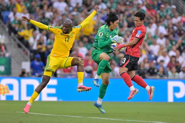 FIFA World Cup, WM, Weltmeisterschaft, Fussball 2026 - Group A - South Africa vs South Korea Evidence Makgopa (L) of South Africa in action against goalkeeper Kim Seung-gyu (C) of South Korea during the FIFA World Cup 2026 group stage match South Africa against South Korea in Monterrey, Mexico, 24 June 2026. Monterrey Mexico  Copyright: xMIGUELxSIERRAx