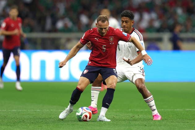 FIFA World Cup, WM, Weltmeisterschaft, Fussball 2026 - Group A - Czech Republic vs Mexico Vladimir Coufal (L) of Czech Republic in action against Luis Romo of Mexico during the FIFA World Cup 2026 group stage match Czech Republic against Mexico in Mexico City, Mexico, 24 June 2026. Ciudad de Mexico Mexico  Copyright: xISAACxESQUIVELx