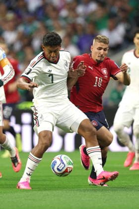 FIFA World Cup, WM, Weltmeisterschaft, Fussball 2026 - Group A - Czech Republic vs Mexico Michal Sadilek (R) of Czech Republic in action against Luis Romo of Mexico during the FIFA World Cup 2026 group stage match Czech Republic against Mexico in Mexico City, Mexico, 24 June 2026. Ciudad de Mexico Mexico  Copyright: xISAACxESQUIVELx