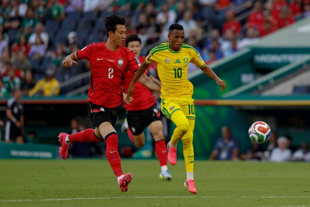 June 24, 2026, Guadalupe, Nuevo Leon, Mexico: R. Mokofeng (R) of South Africa battles for possession ball with L. Hanbeom (L) of Korea Republic, during the match between South Africa and Korea Republic for the 3rd round of the group A of the FIFA World Cup, WM, Weltmeisterschaft, Fussball 2026, at Monterrey Stadium. Guadalupe Mexico - ZUMAo125 20260624_zip_o125_012 Copyright: xAntonioxOjedax