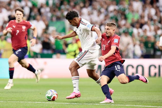 FIFA World Cup, WM, Weltmeisterschaft, Fussball 2026 - Group A - Czech Republic vs Mexico Michal Sadilek (R) of Czech Republic in action against Luis Romo of Mexico during the FIFA World Cup 2026 group stage match Czech Republic against Mexico in Mexico City, Mexico, 24 June 2026. Ciudad de Mexico Mexico  Copyright: xJOSExMENDEZx