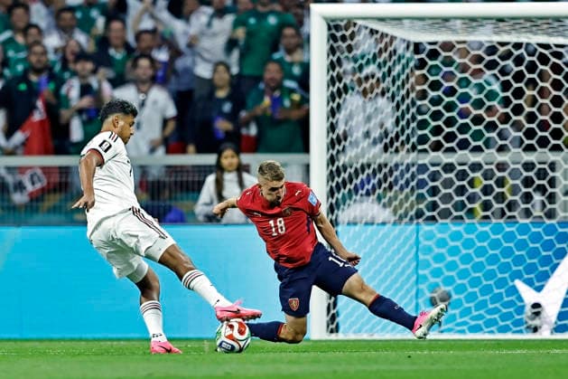 June 24, 2026, Mexico City, Mexico City, Mexico: Luis Romo of Mexico battles for possession ball with Michal Sadilek of Czech Republic during the match between Mexico and Czech Republic for the 3st round of the group A of the FIFA World Cup, WM, Weltmeisterschaft, Fussball 2026, at Mexico City Stadium, in Mexico City, Mexico on June 24. 2026. Photo: DiaEsportivo Mexico City Mexico - ZUMAh208 20260624_zsp_h208_006 Copyright: xHeulerxAndreyx