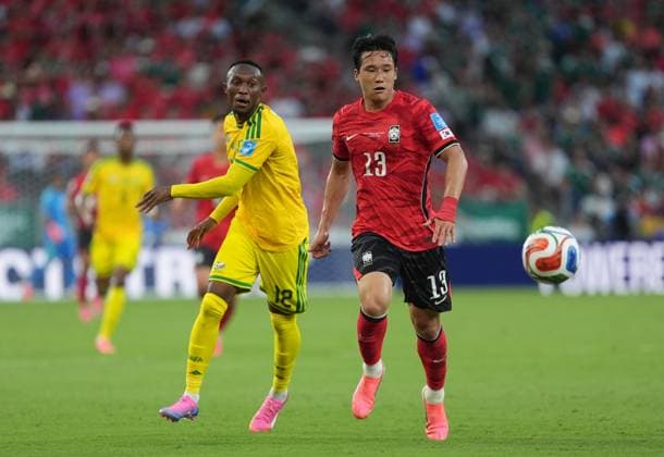 South Africa v South Korea - FIFA World Cup, WM, Weltmeisterschaft, Fussball 2026 - Group A MONTERREY, MEXICO - JUNE 24: Thapelo Maseko (12) of South Africa in action against Lee Tae-seok (13) of South Korea during the 2026 FIFA World Cup First Stage Group A match between South Africa and South Korea at Estadio BBVA (Monterrey Stadium) in Monterrey, Mexico on June 24, 2026. Juancho Torres Anadolu Nuevo Leon Mexico. Editorial use only. Please get in touch for any other usage.  Copyright: x2026xAnadoluxJuanchoxTorresx