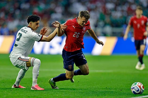 June 24, 2026, Mexico City, Mexico City, Mexico: Jorge Sanchez of Mexico battles for possession ball with Denis Visinsky of Czech Republic during the match between Mexico and Czech Republic for the 3st round of the group A of the FIFA World Cup, WM, Weltmeisterschaft, Fussball 2026, at Mexico City Stadium, in Mexico City, Mexico on June 24. 2026. Photo: DiaEsportivo FIFA World Cup 2026, Mexico Vs Czech Republic, Mexico City, Mexico  - ZUMAh208 20260624_zsp_h208_003 Copyright: xHeulerxAndreyx