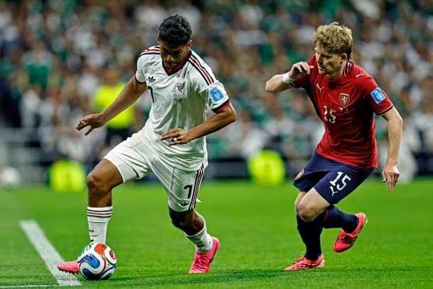 June 24, 2026, Mexico City, Mexico City, Mexico: Luis Romo of Mexico battles for possession ball with Pavel Sulc of Czech Republic during the match between Mexico and Czech Republic for the 3st round of the group A of the FIFA World Cup, WM, Weltmeisterschaft, Fussball 2026, at Mexico City Stadium, in Mexico City, Mexico on June 24. 2026. Photo: DiaEsportivo FIFA World Cup 2026, Mexico Vs Czech Republic, Mexico City, Mexico  - ZUMAh208 20260624_zsp_h208_004 Copyright: xHeulerxAndreyx