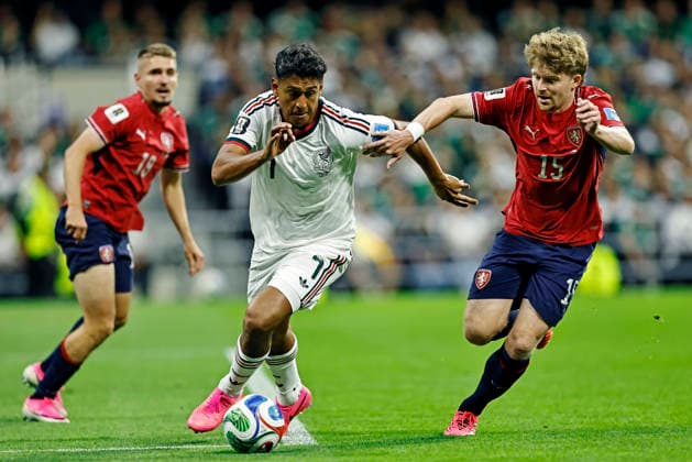 June 24, 2026, Mexico City, Mexico City, Mexico: Luis Romo of Mexico battles for possession ball with Pavel Sulc of Czech Republic during the match between Mexico and Czech Republic for the 3st round of the group A of the FIFA World Cup, WM, Weltmeisterschaft, Fussball 2026, at Mexico City Stadium, in Mexico City, Mexico on June 24. 2026. Photo: DiaEsportivo FIFA World Cup 2026, Mexico Vs Czech Republic, Mexico City, Mexico  - ZUMAh208 20260624_zsp_h208_007 Copyright: xHeulerxAndreyx