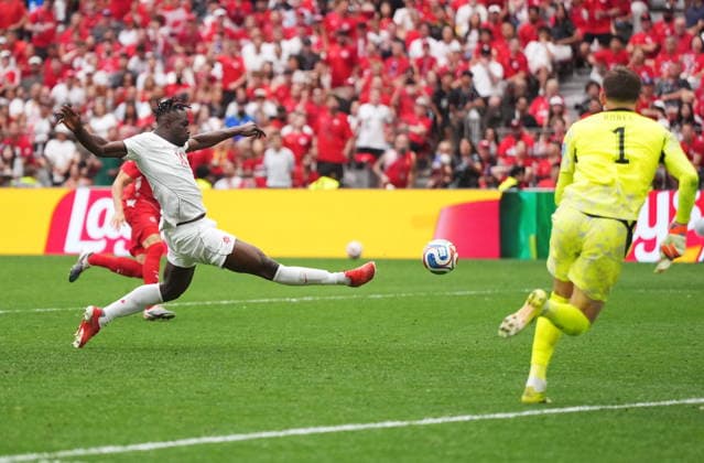 June 24, 2026, Vancouver, Bc, CANADA: Canada s Promise David (24) scores on Switzerland goalkeeper Gregor Kobel (1) during the second half of a World Cup Group B soccer match, in Vancouver, on Wednesday, June 24, 2026. Canada News - June 24, 2026  - ZUMAc35_ 20260624_zaf_c35_221 Copyright: xDarrylxDyckx